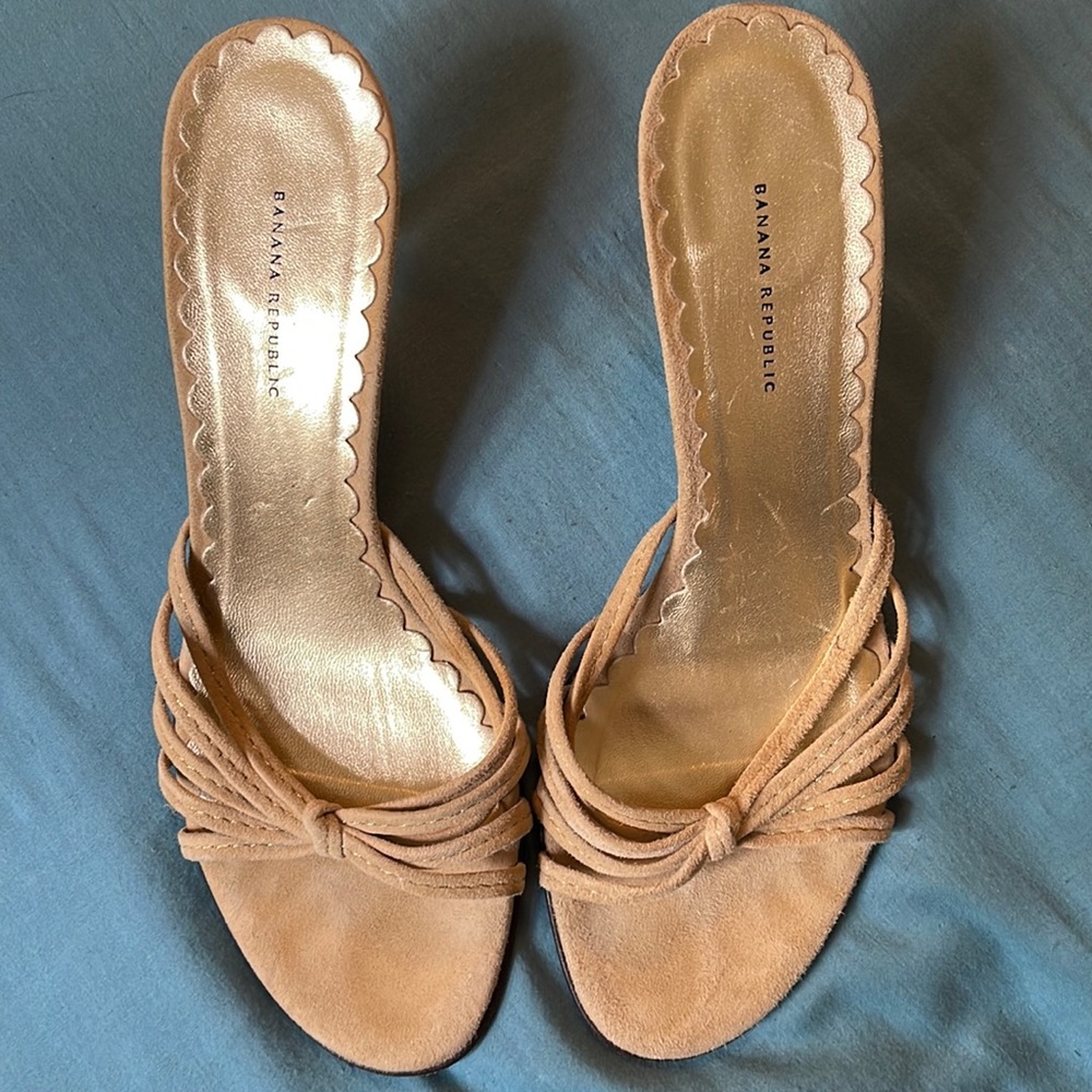 Banana Republic Neutral Strappy Suede Kitten heel. Made in Italy Size 7